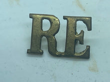 Load image into Gallery viewer, Original WW1 British Army Royal Engineers Shoulder Title - RE - The Militaria Shop