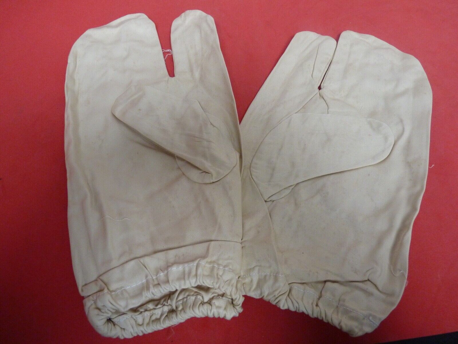 Original WW2 British Army Gunners Winter White Gloves - 1942 - The Militaria Shop