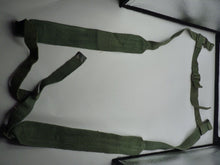 Lade das Bild in den Galerie-Viewer, Original WW2 British Army 44 Pattern Shoulder Cross Straps Set - 1945 Dated - The Militaria Shop