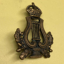 Load image into Gallery viewer, Original WW2 British Army Musicians Cap Badge - The Militaria Shop