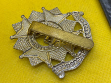Load image into Gallery viewer, WW1 / WW2 British Army BEDFORDSHIRE & HERTFORDSHIRE White Metal Cap Badge. - The Militaria Shop