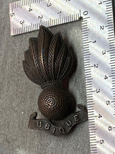 Load image into Gallery viewer, Original WW1 / WW2 British Army Artillery Officer's Bronze Cap / Collar Bad - The Militaria Shop