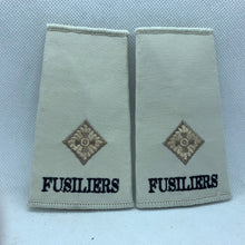 Charger l'image dans la galerie, Fusiliers White Rank Slides / Epaulette Pair Genuine British Army - NEW - The Militaria Shop