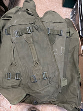 Charger l'image dans la galerie, Original US Army M-1945 Field Pack Cargo Bag - WW2 Korea Vietnam - NEW OLD STOCK - The Militaria Shop