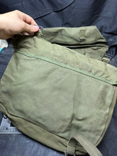 Charger l'image dans la galerie, Original US Army M-1945 Field Pack Cargo Bag - WW2 Korea Vietnam - NEW OLD STOCK - The Militaria Shop
