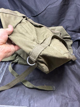 Charger l'image dans la galerie, Original US Army M-1945 Field Pack Cargo Bag - WW2 Korea Vietnam - NEW OLD STOCK - The Militaria Shop