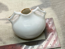 Lade das Bild in den Galerie-Viewer, Original Vintage Crested China Ware Jug - Isle of Wight - The Militaria Shop