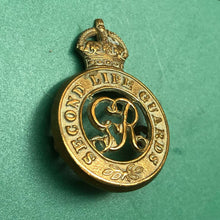 Load image into Gallery viewer, Original WW1 British Army Second Life Guards Cap Badge George V - The Militaria Shop