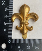 Load image into Gallery viewer, WW1 / WW2 British Army Manchester Regiment gilt brass cap badge. - The Militaria Shop