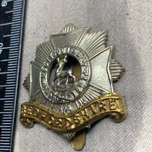 Lade das Bild in den Galerie-Viewer, Original WW1 British Army Bedfordshire Regiment Cap Badge - The Militaria Shop
