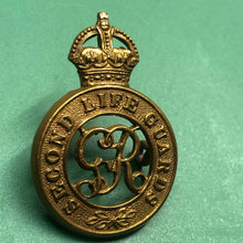 Load image into Gallery viewer, Original WW1 British Army Second Life Guards Cap Badge George V - The Militaria Shop