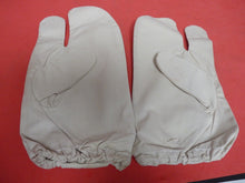 Load image into Gallery viewer, Original WW2 British Army Gunners Winter White Gloves - The Militaria Shop