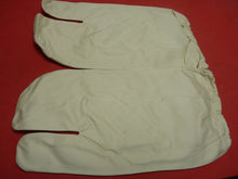 Charger l'image dans la galerie, Original WW2 British Army Gunners Winter White Gloves - Dated 1941 - The Militaria Shop