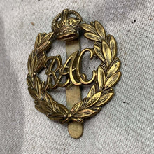 Load image into Gallery viewer, Original WW2 British Army Royal Armoured Corps Cap Badge - The Militaria Shop