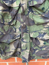 Charger l'image dans la galerie, Genuine British Army DPM Camouflaged Combat Smock Jacket - Size 170/96 - The Militaria Shop