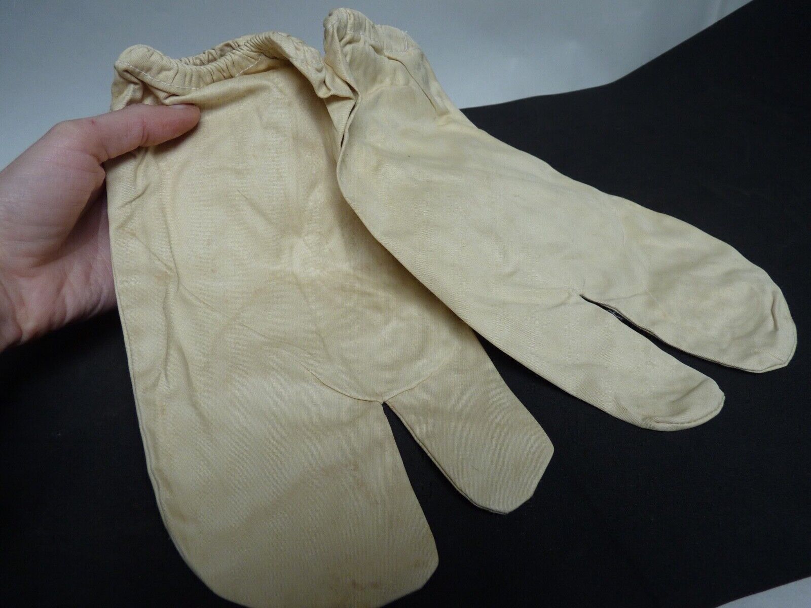 Original WW2 British Army Gunners Winter White Gloves - The Militaria Shop
