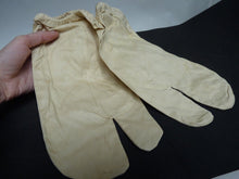 Load image into Gallery viewer, Original WW2 British Army Gunners Winter White Gloves - The Militaria Shop