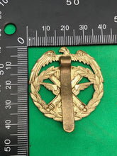 Charger l'image dans la galerie, Genuine Kuwait Army Regimental Cap Badge - The Militaria Shop