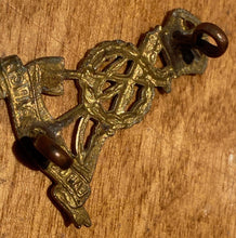 Load image into Gallery viewer, A WW2 British Army LABOUR CORPS brass collar badge. Nice quality - - - - B28 - The Militaria Shop