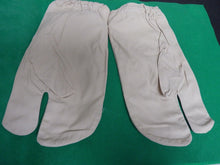 Load image into Gallery viewer, Original WW2 British Army Gunners Winter White Gloves - The Militaria Shop