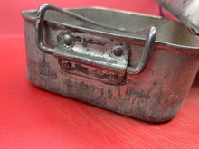 Lade das Bild in den Galerie-Viewer, Original WW2 British Army Soldiers Mess Tin Set - Two Piece - Fold Out Handles - The Militaria Shop