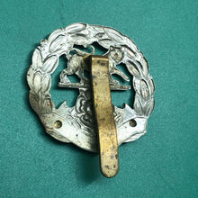 Load image into Gallery viewer, Original WW2 British Army Hampshire Regiment Cap Badge - The Militaria Shop