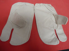 Load image into Gallery viewer, Original WW2 British Army Gunners Winter White Gloves - The Militaria Shop