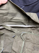 Charger l'image dans la galerie, Original US Army M-1945 Field Pack Cargo Bag - WW2 Korea Vietnam - NEW OLD STOCK - The Militaria Shop