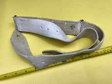 Lade das Bild in den Galerie-Viewer, Original British Army White Buff Leather Guards Belt - The Militaria Shop