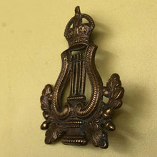 Load image into Gallery viewer, Original WW2 British Army Musicians Cap Badge - The Militaria Shop