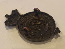 Lade das Bild in den Galerie-Viewer, Original Victorian Crown British Army Grenadier Guards Cap Badge - The Militaria Shop