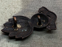 Load image into Gallery viewer, Original WW1 / WW2 British Army Royal Artillery Bronze Cap / Collar Badge - The Militaria Shop