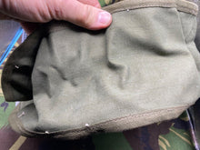 Charger l'image dans la galerie, British Army 44 Pattern Water Carrying Bottle & Shoulder Strap for Medics/Gr - The Militaria Shop