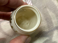 Lade das Bild in den Galerie-Viewer, Original Vintage Crested China Ware Vase - COWES - Isle of Wight - The Militaria Shop