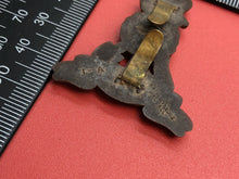 Charger l'image dans la galerie, Original WW2 British Army Cap Badge - Royal Pioneer Corps - Plastic Economy - The Militaria Shop