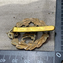 Load image into Gallery viewer, Original WW2 British Army Royal Armoured Corps Cap Badge - The Militaria Shop