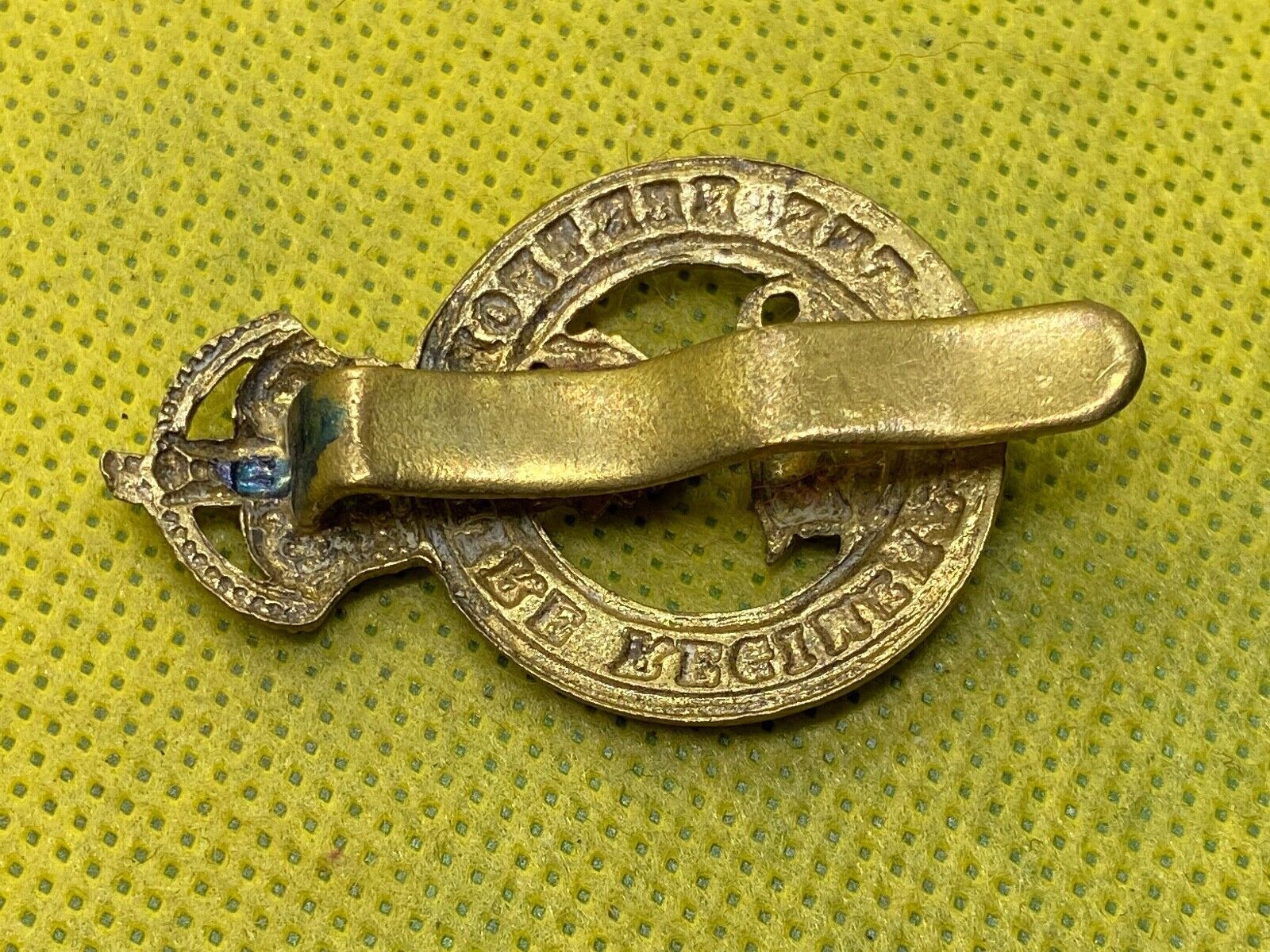 British Army King's Crown Herefordshire Regiment Cap Badge. - The Militaria Shop