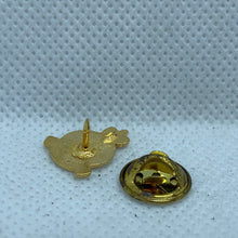 Charger l'image dans la galerie, RAF 100 Squadron - NEW British Army Military Cap/Tie/Lapel Pin Badge #80 - The Militaria Shop