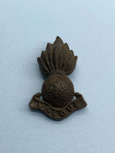 Load image into Gallery viewer, Original WW2 British Army Bakelite Economy Royal Artillery Cap Badge - The Militaria Shop