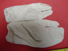 Load image into Gallery viewer, Original WW2 British Army Gunners Winter White Gloves - 1942 - The Militaria Shop