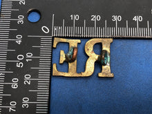 Load image into Gallery viewer, Original WW1 / WW2 Brass British Army Shoulder Title - RE Royal Engineers - The Militaria Shop