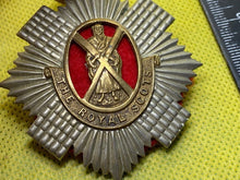 Charger l'image dans la galerie, British Army The Royal Scotts Cap Badge with backing - The Militaria Shop