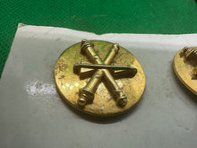 Charger l'image dans la galerie, Genuine US Army Collar Disc Badges Pair - Air Defence Artillery - The Militaria Shop