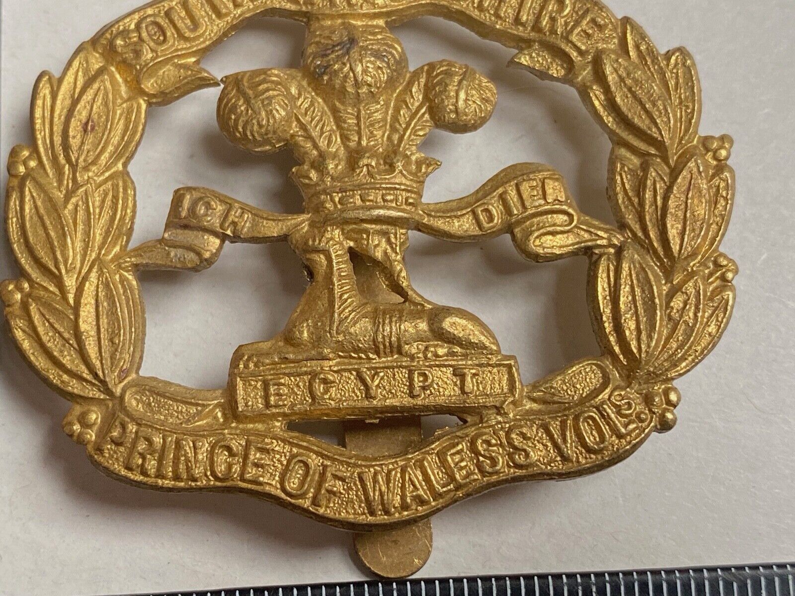 WW1 / WW2 British Army - South Lancashire Regiment gilt brass cap badge. - The Militaria Shop