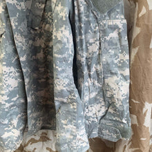 Lade das Bild in den Galerie-Viewer, Geuine US Combat Uniform - Medium Regular - 41" Chest - The Militaria Shop