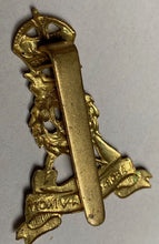Lade das Bild in den Galerie-Viewer, WW1 / WW2 British Army Labour Corps - gilded brass cap badge. - The Militaria Shop