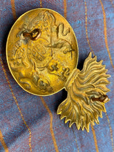 Lade das Bild in den Galerie-Viewer, Original WW1 / WW2 British Army Royal Scots Fusiliers Cap Badge - The Militaria Shop