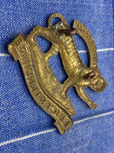 Load image into Gallery viewer, Original WW1 / WW2 British Army All Brass Leicestershire Regiment Cap Badge - The Militaria Shop