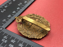 Lade das Bild in den Galerie-Viewer, Original WW1 British Army 10th Batt County of London Paddington Rifles Cap Badge - The Militaria Shop