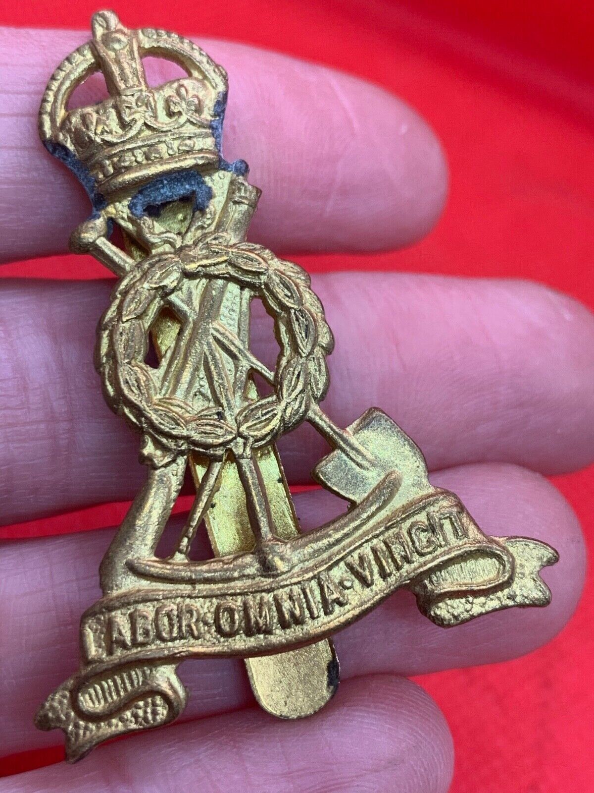 Original WW2 British Army Labour Corps Brass Kings Crown Cap Badge - The Militaria Shop